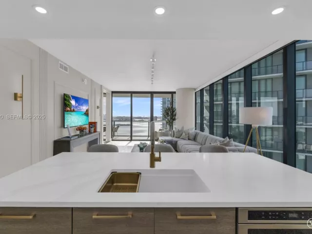 4-bedroom condo for sale in Miami - 650 NE 32nd St 2901 - MondialRealty