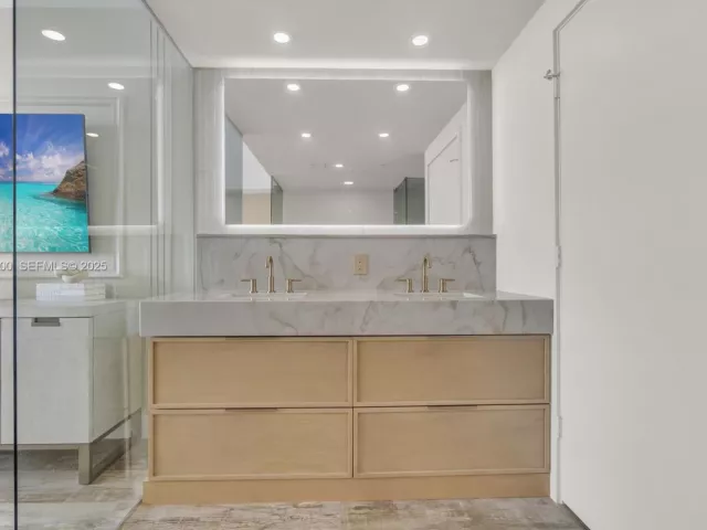 4-bedroom condo for sale in Miami - 650 NE 32nd St 2901 - MondialRealty
