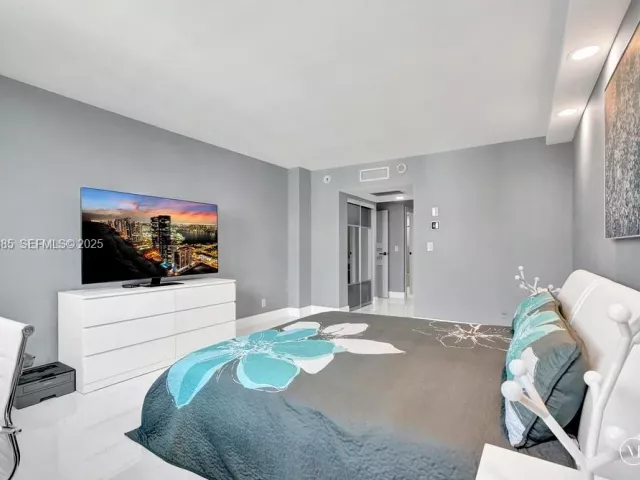 2-bedroom condo for sale in Sunny Isles Beach - 19380 Collins Ave 1104 - MondialRealty