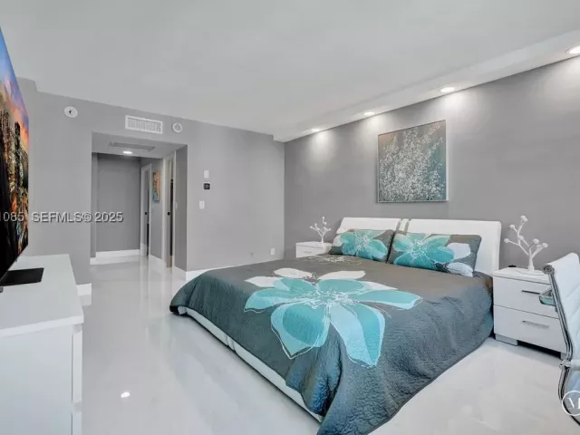 2-bedroom condo for sale in Sunny Isles Beach - 19380 Collins Ave 1104 - MondialRealty