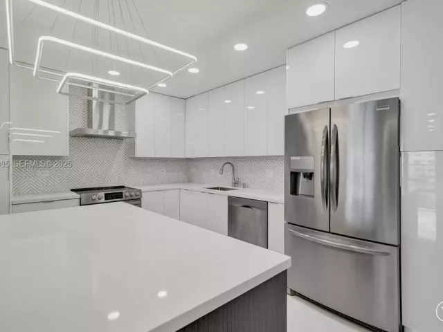 2-bedroom condo for sale in Sunny Isles Beach - 19380 Collins Ave 1104 - MondialRealty