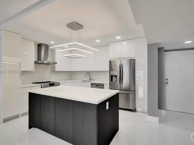 2-bedroom condo for sale in Sunny Isles Beach - 19380 Collins Ave 1104 - MondialRealty