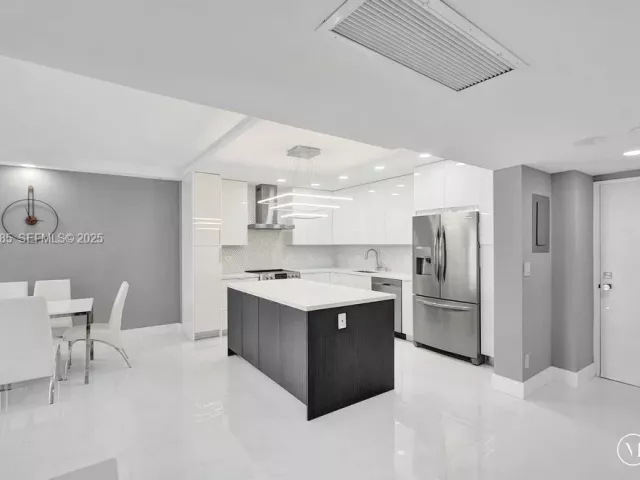 2-bedroom condo for sale in Sunny Isles Beach - 19380 Collins Ave 1104 - MondialRealty