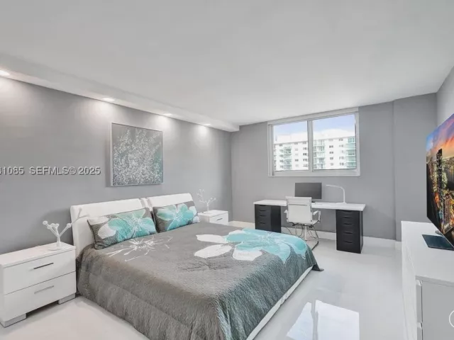2-bedroom condo for sale in Sunny Isles Beach - 19380 Collins Ave 1104 - MondialRealty