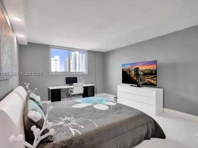 2-bedroom condo for sale in Sunny Isles Beach - 19380 Collins Ave 1104 - MondialRealty