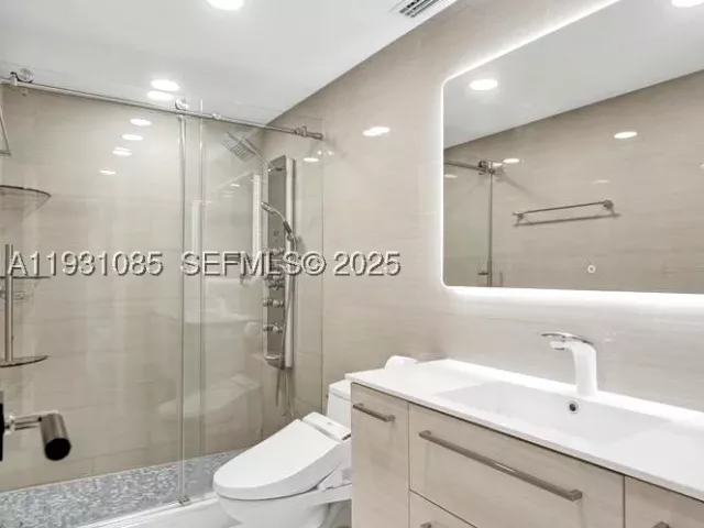 2-bedroom condo for sale in Sunny Isles Beach - 19380 Collins Ave 1104 - MondialRealty