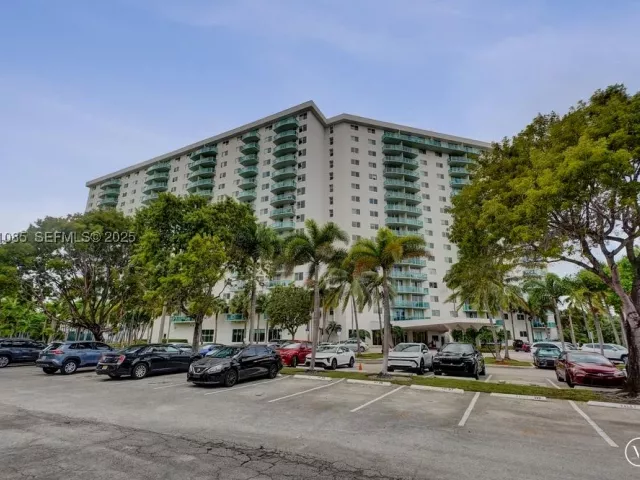 2-bedroom condo for sale in Sunny Isles Beach - 19380 Collins Ave 1104 - MondialRealty