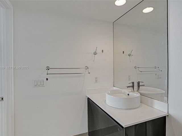 condo for sale in Miami - 31 SE 6th St 805 - MondialRealty