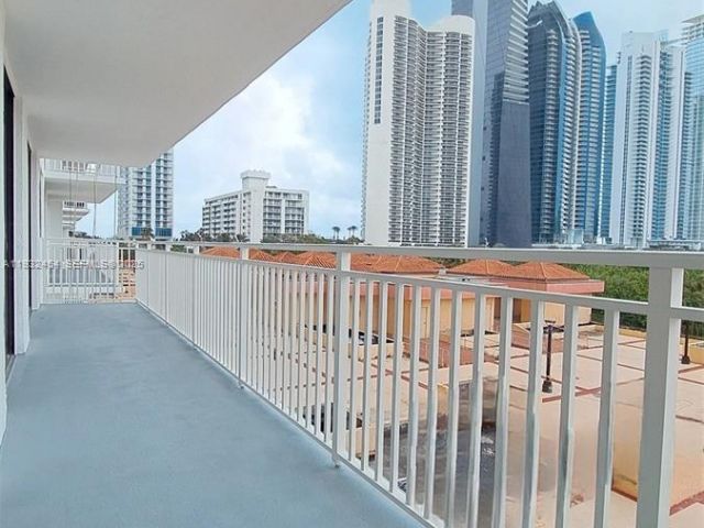 2-bedroom condo for rent in Sunny Isles Beach -  - MondialRealty