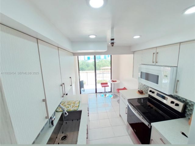 2-bedroom condo for rent in Sunny Isles Beach -  - MondialRealty