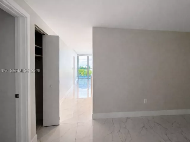 1-bedroom condo for sale in North Miami Beach - 16385 Biscayne Blvd 1102 - MondialRealty