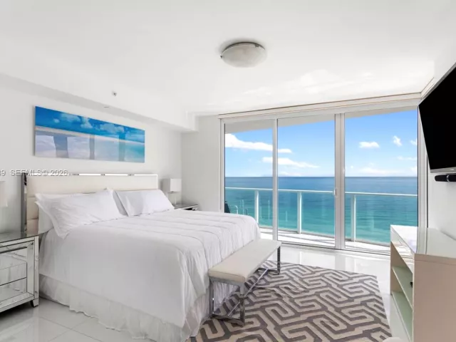 3-bedroom condo for rent in Hollywood - 3951 S Ocean Dr 1001 - MondialRealty
