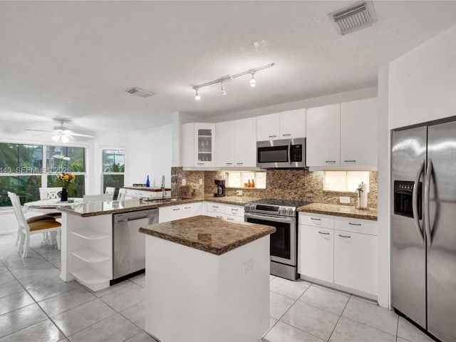 Home for rent at 1046 Satinleaf St - photo 7473405