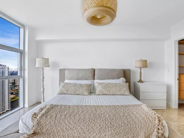 1-bedroom condo for rent in Hallandale Beach - 1830 S Ocean Dr 4707 - MondialRealty