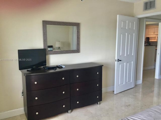 1-bedroom condo for rent in Miami - 1155 Brickell Bay Dr 705 - MondialRealty