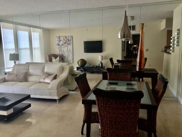 1-bedroom condo for rent in Miami - 1155 Brickell Bay Dr 705 - MondialRealty