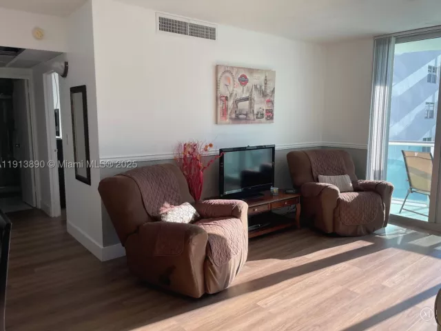 1-bedroom condo for rent in Lauderdale By The Sea - 3801 S Ocean Dr 11T - MondialRealty