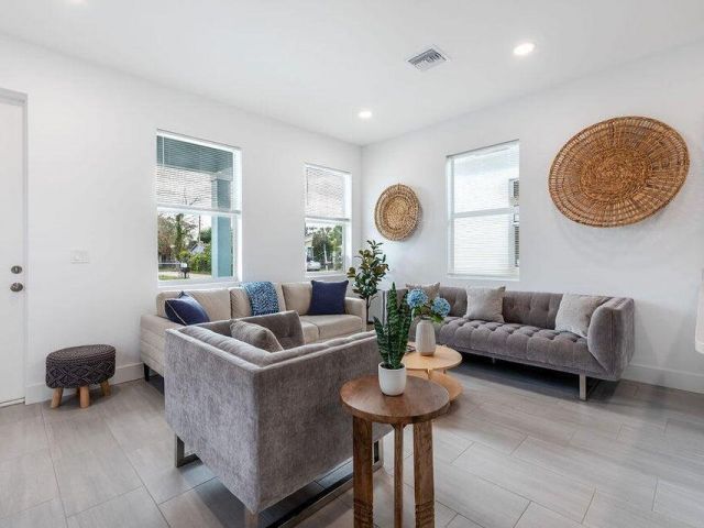 Home for rent at 3514 Hiawatha Avenue - photo 6916407