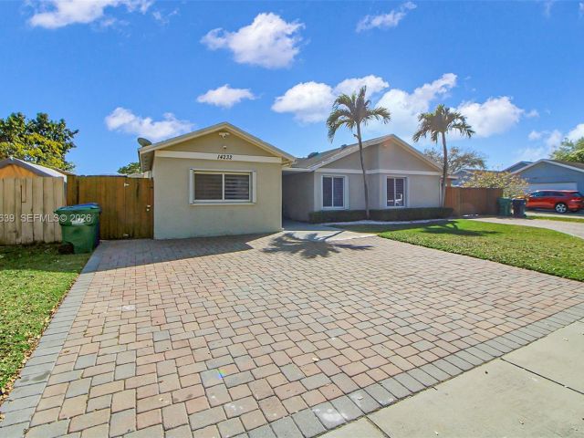 5-bedroom home for sale in Miami - 14232 SW 155th St - MondialRealty