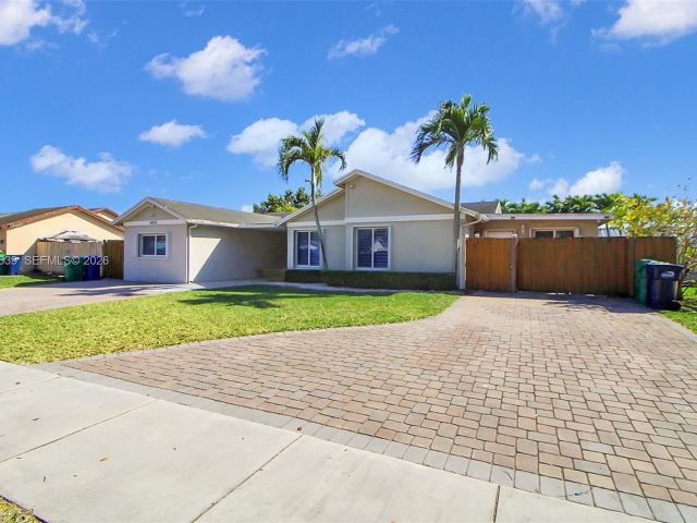 5-bedroom home for sale in Miami - 14232 SW 155th St - MondialRealty