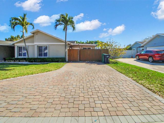 5-bedroom home for sale in Miami - 14232 SW 155th St - MondialRealty