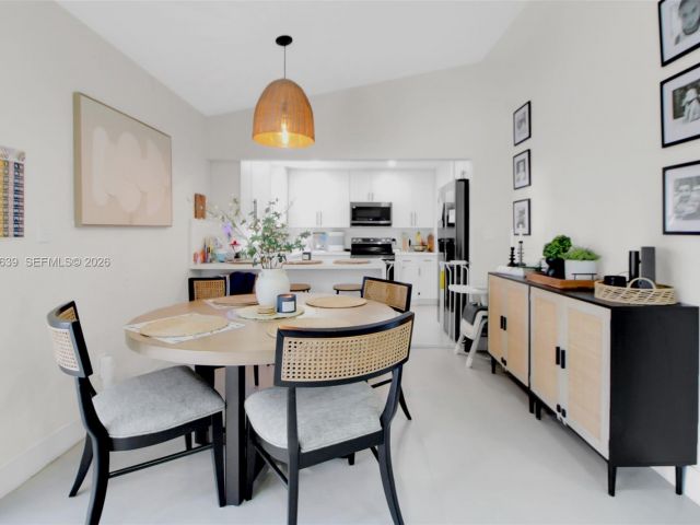 5-bedroom home for sale in Miami - 14232 SW 155th St - MondialRealty