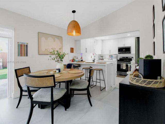 5-bedroom home for sale in Miami - 14232 SW 155th St - MondialRealty