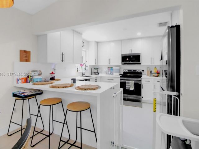 5-bedroom home for sale in Miami - 14232 SW 155th St - MondialRealty