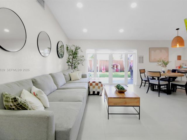 5-bedroom home for sale in Miami - 14232 SW 155th St - MondialRealty