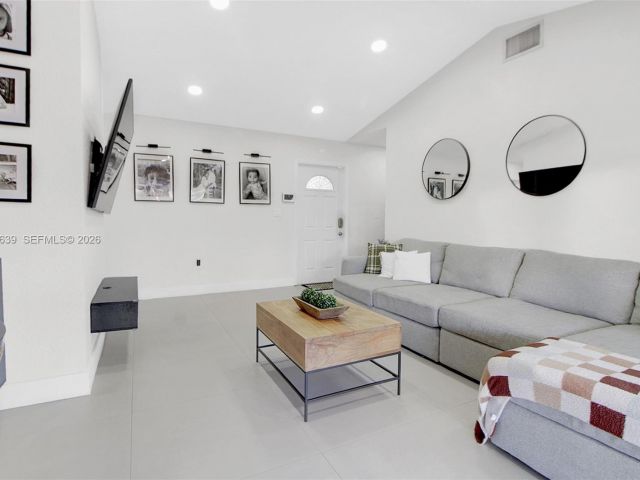 5-bedroom home for sale in Miami - 14232 SW 155th St - MondialRealty