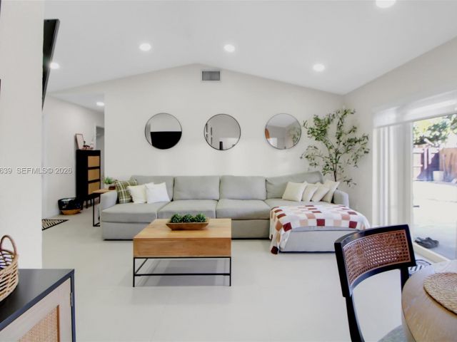 5-bedroom home for sale in Miami - 14232 SW 155th St - MondialRealty