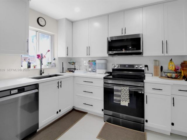 5-bedroom home for sale in Miami - 14232 SW 155th St - MondialRealty