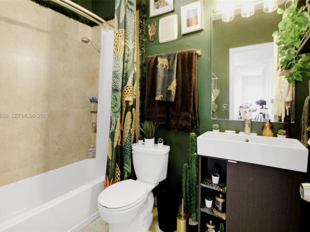 5-bedroom home for sale in Miami - 14232 SW 155th St - MondialRealty