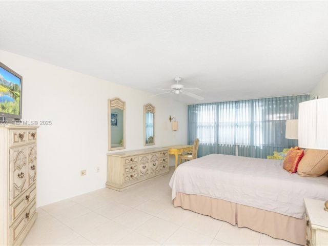 2-bedroom condo for rent in Hollywood - 2751 S Ocean Dr 208S - MondialRealty