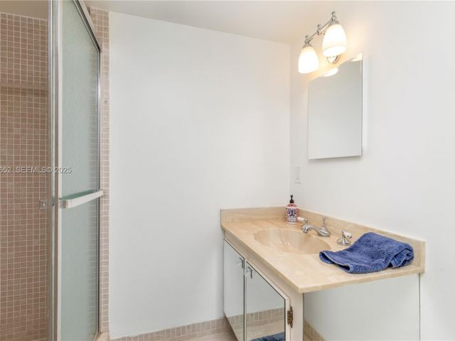 2-bedroom condo for rent in Hollywood - 2751 S Ocean Dr 208S - MondialRealty