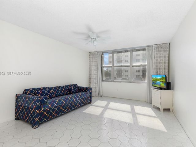 2-bedroom condo for rent in Hollywood - 2751 S Ocean Dr 208S - MondialRealty