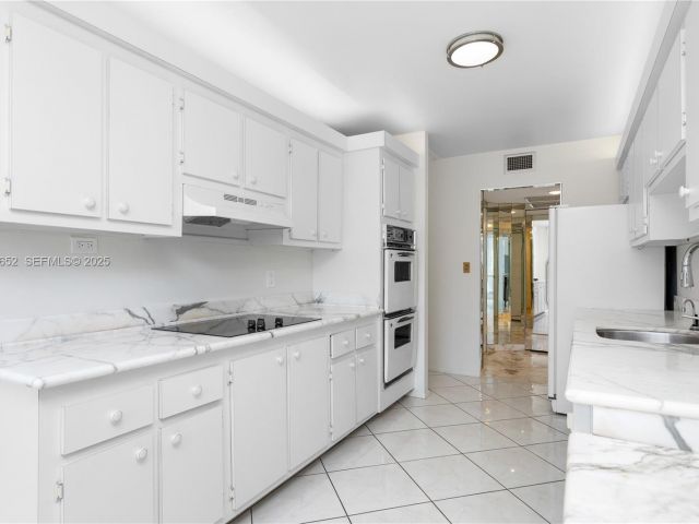 2-bedroom condo for rent in Hollywood - 2751 S Ocean Dr 208S - MondialRealty