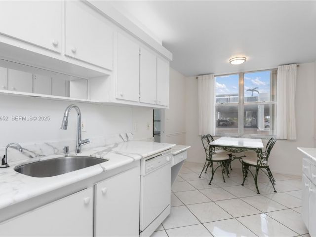 2-bedroom condo for rent in Hollywood - 2751 S Ocean Dr 208S - MondialRealty