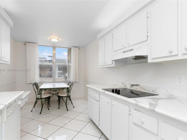 2-bedroom condo for rent in Hollywood - 2751 S Ocean Dr 208S - MondialRealty