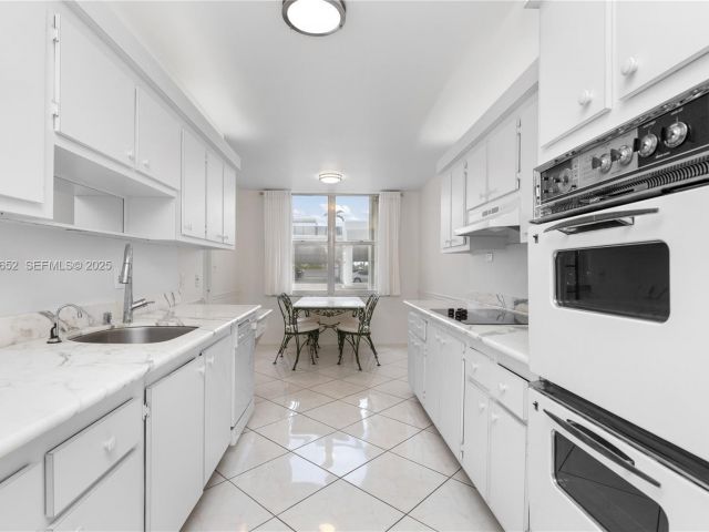 2-bedroom condo for rent in Hollywood - 2751 S Ocean Dr 208S - MondialRealty
