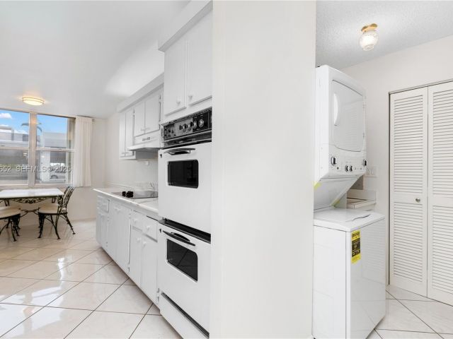 2-bedroom condo for rent in Hollywood - 2751 S Ocean Dr 208S - MondialRealty