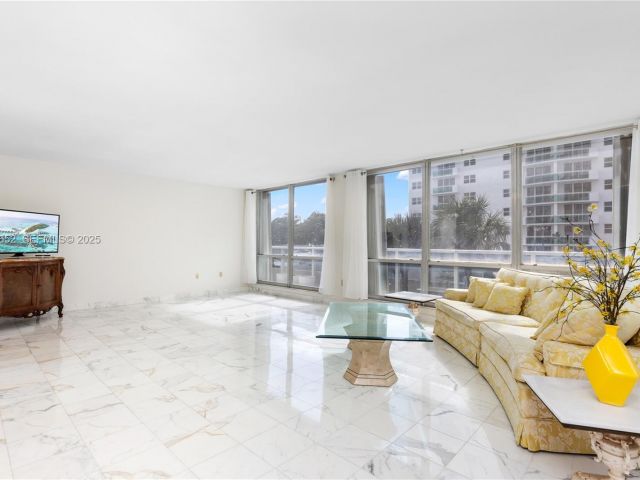 2-bedroom condo for rent in Hollywood - 2751 S Ocean Dr 208S - MondialRealty