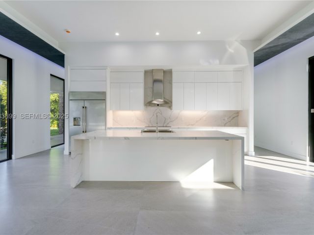 8-bedroom home for sale in Miami - 10398 SW 64th St - MondialRealty