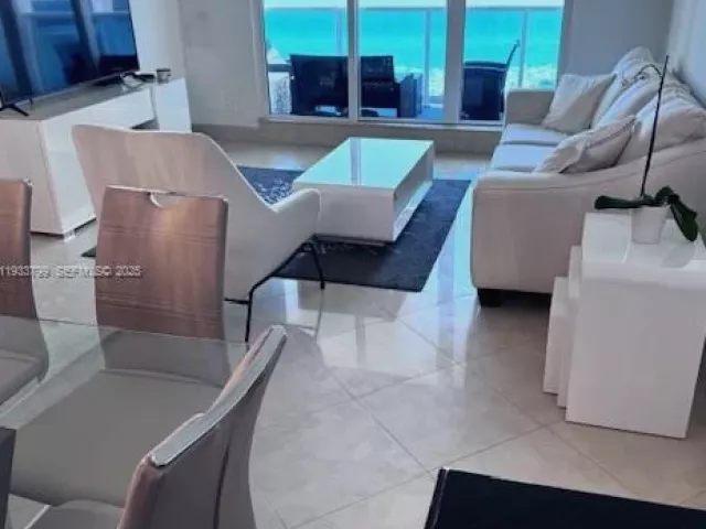 1-bedroom condo for rent in Miami Beach - 2301 Collins Ave 1025 - MondialRealty