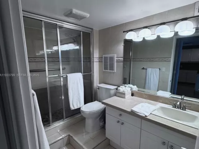 1-bedroom condo for rent in Miami Beach - 2301 Collins Ave 1025 - MondialRealty