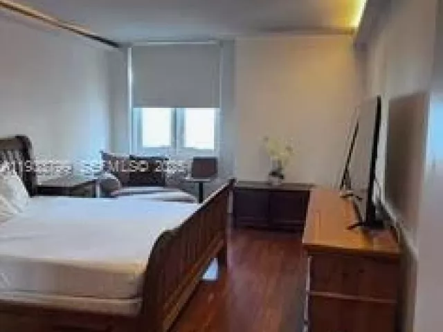 1-bedroom condo for rent in Miami Beach - 2301 Collins Ave 1025 - MondialRealty