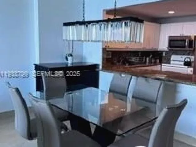 1-bedroom condo for rent in Miami Beach - 2301 Collins Ave 1025 - MondialRealty