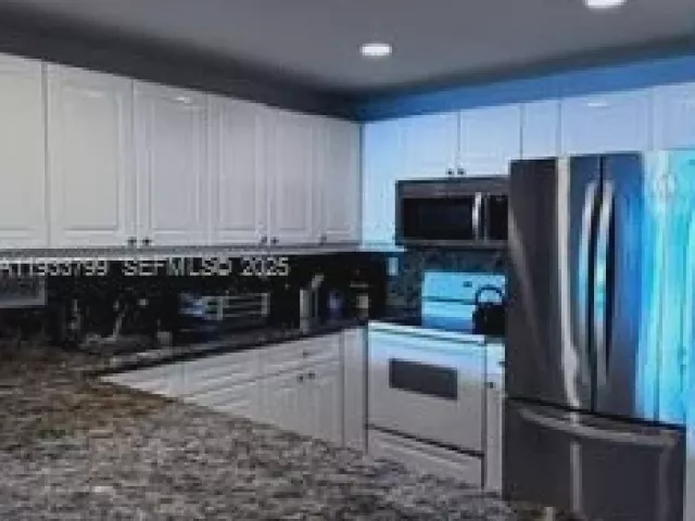 1-bedroom condo for rent in Miami Beach - 2301 Collins Ave 1025 - MondialRealty