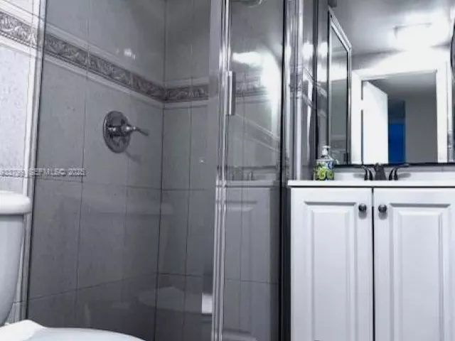 1-bedroom condo for rent in Miami Beach - 2301 Collins Ave 1025 - MondialRealty