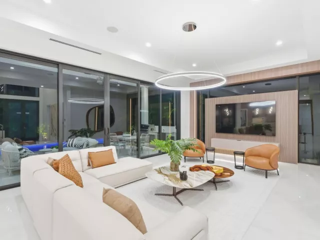 5-bedroom home for sale in Boca Raton - 1050 NE 3rd Avenue - MondialRealty